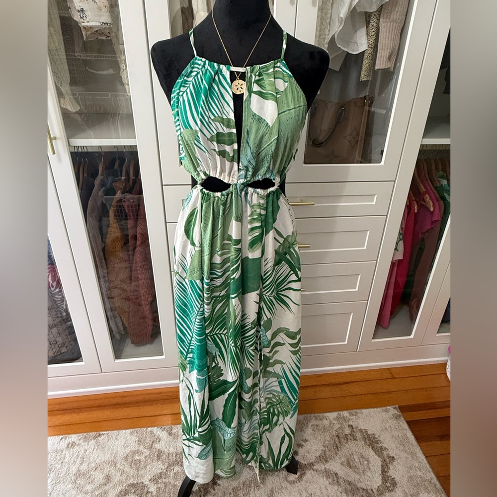 Green and white maxi dress with open back #maxidress